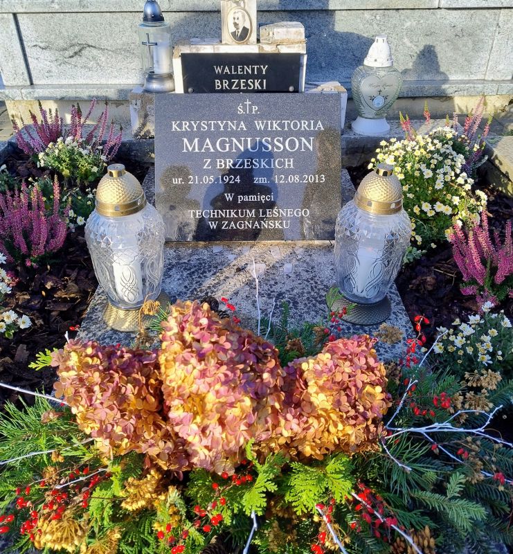 SZKOŁA PAMIĘTA - sprzątanie cmentarza