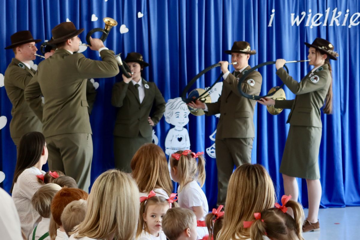 Sygnaliści ZSL podczas uroczystego otwarcia przedszkola i żłobka w Oblęgorku
