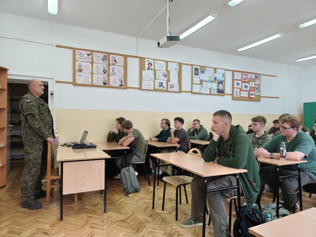 prelekcja na temat obronności  i służby wojskowej